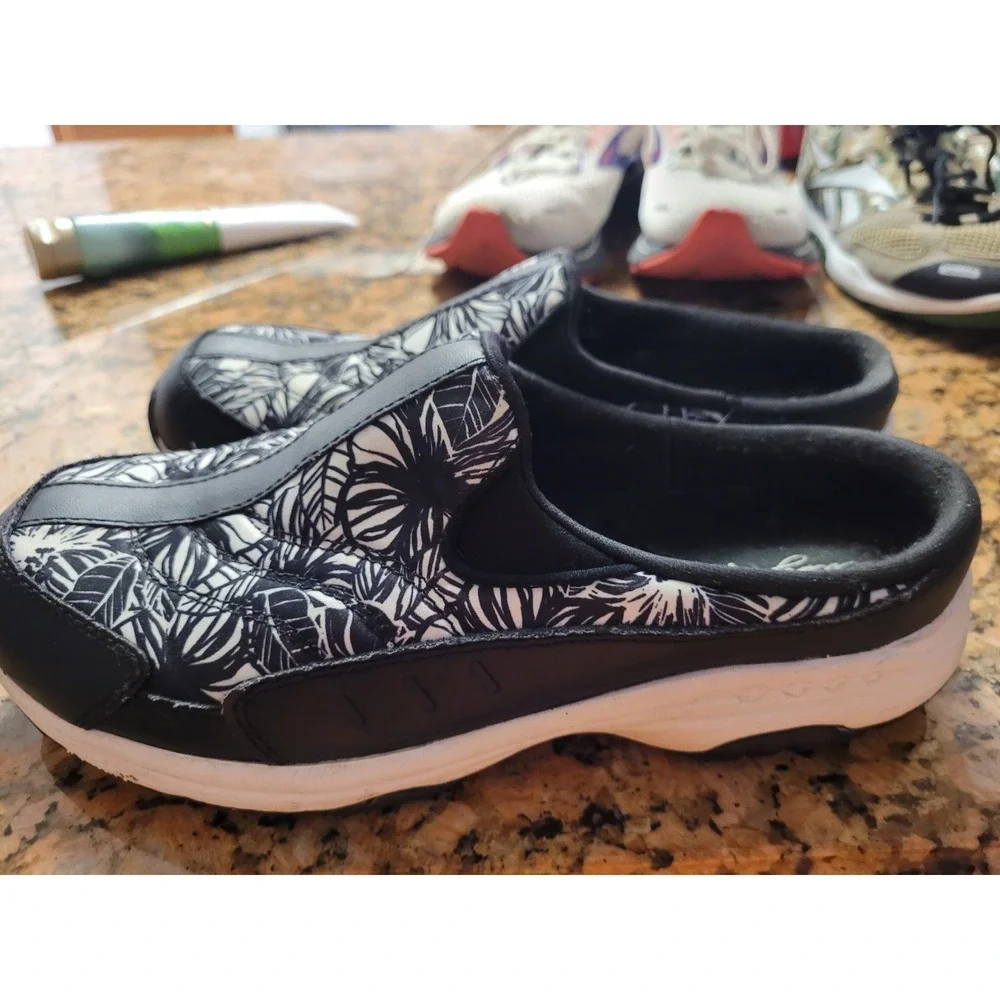 Womans Easy Spirit Travel Time Slip On Size 9 Black and White Floral Casual Boho